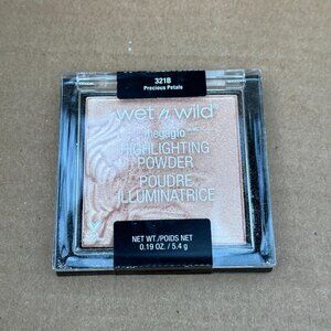 Wet and Wild MEGAGLO HIGHLIGHTING POWDER in PRECIOUS PETALS
